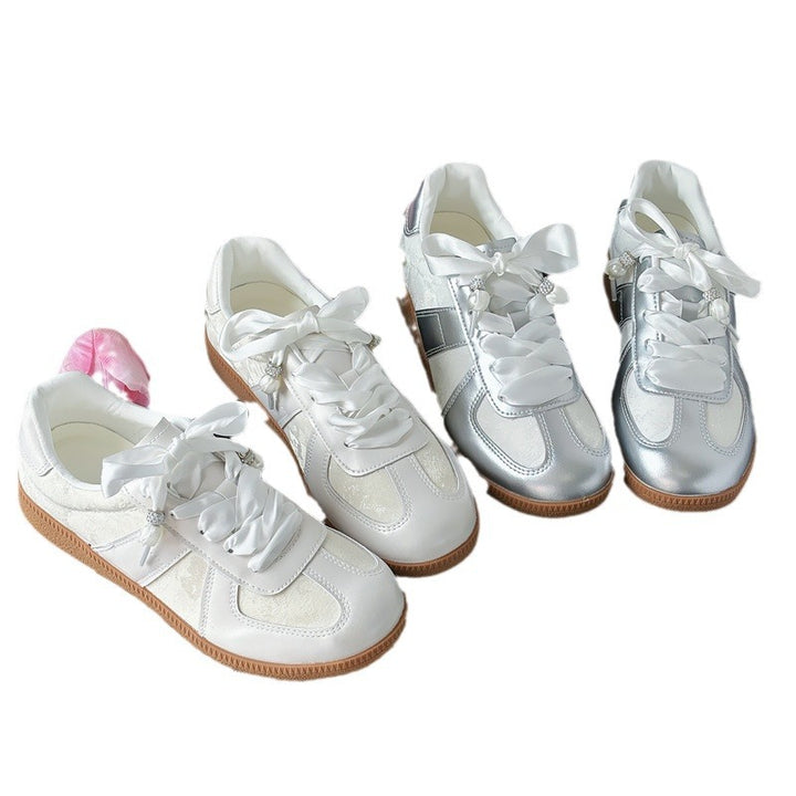 Dame sneakers med elegante satin snørebånd og moderne metallic overflade Stilla