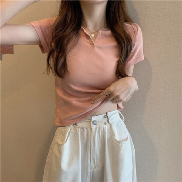 Kvindernes cropped t-shirt med en tætsiddende pasform og moderne detaljer