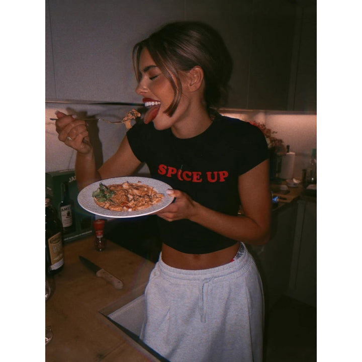 Dame cropped T-shirt med moderne tryk og tætsiddende snit Skovae