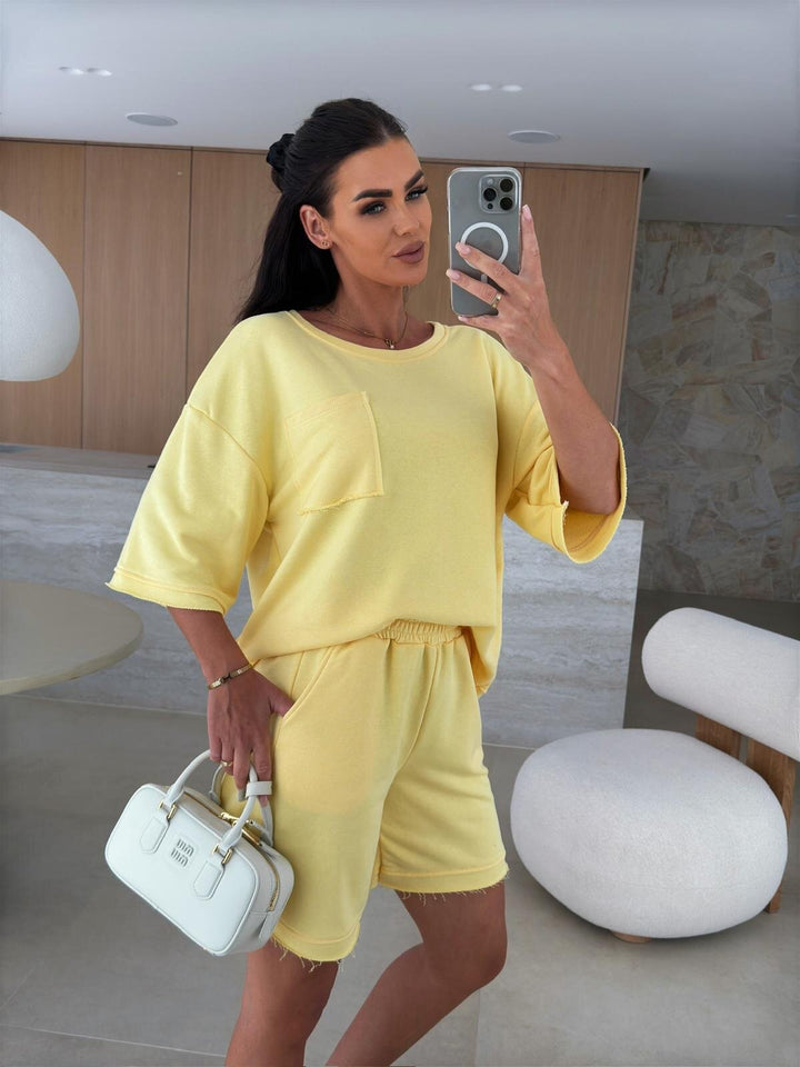 Kvinders afslappede loungedragt med oversized top og komfortable shorts