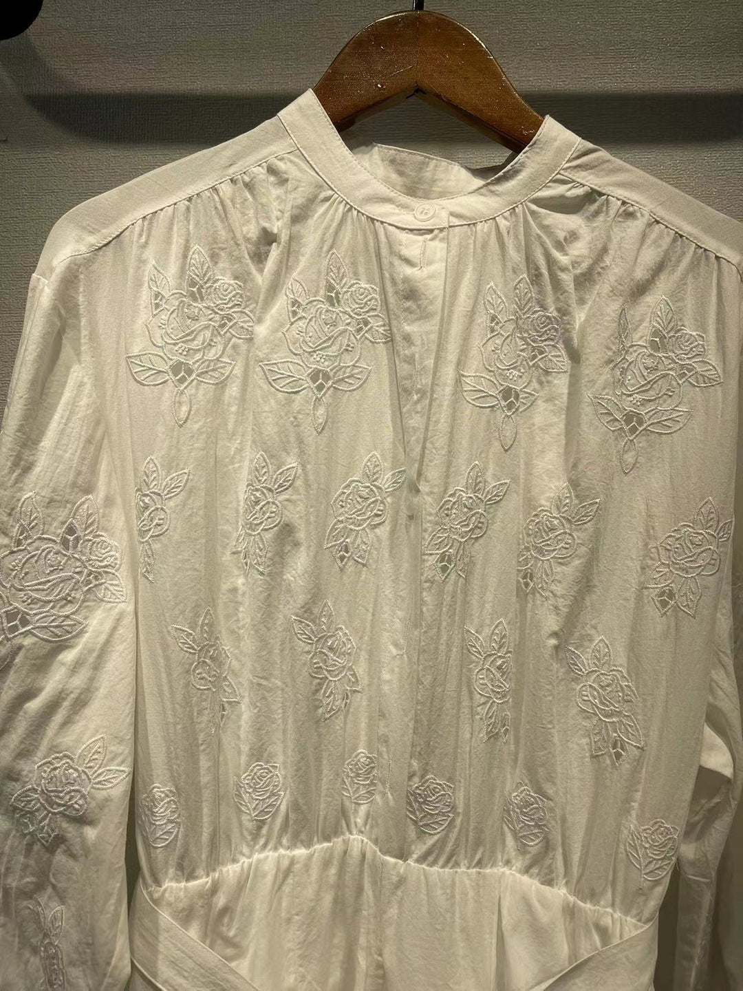 Damer kjole med eksklusive broderi detaljer og moderigtige taljebælte Stilla
