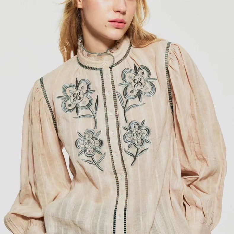Damebluse med kunstneriske florale broderier og elegante detaljer Stilla