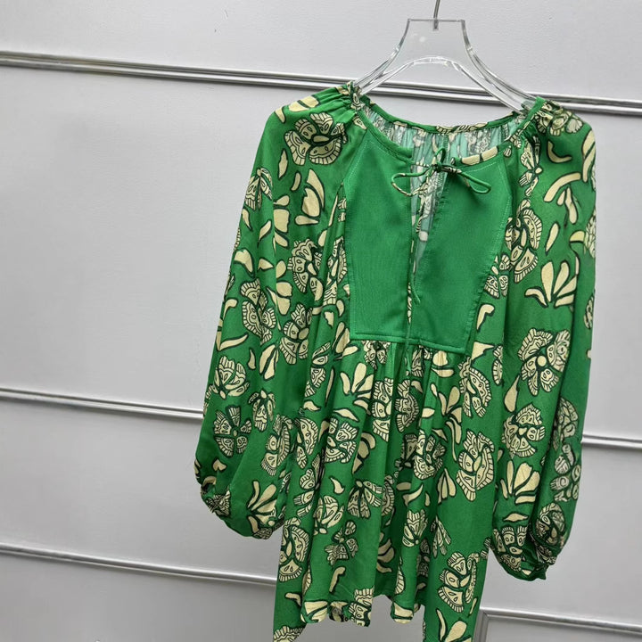 Damebluse med blomstermønster og bindedetalje Stilla