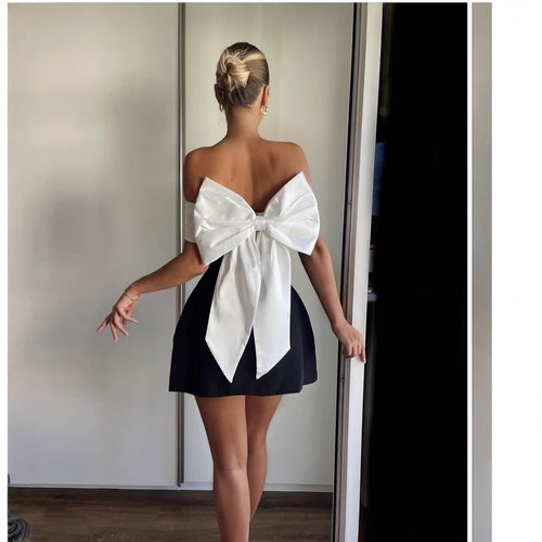 Dame cocktailkjole med off-shoulder design og voluminøs skørt Stilla