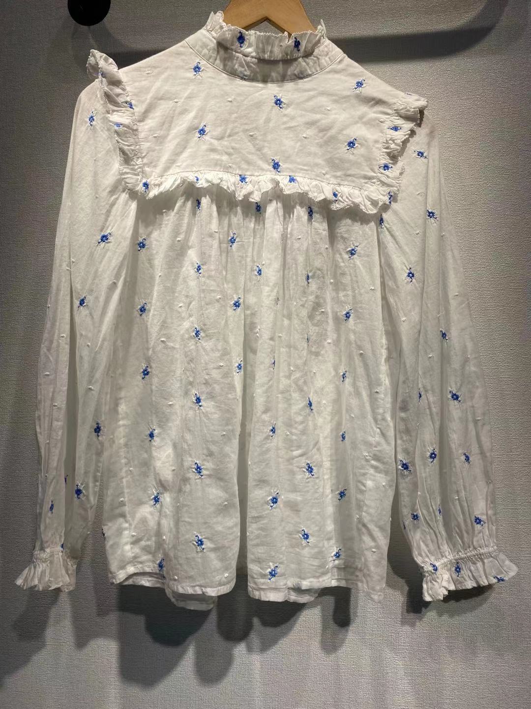 Dame blouse med voluminøse flæsedetaljer og florale broderier Stilla
