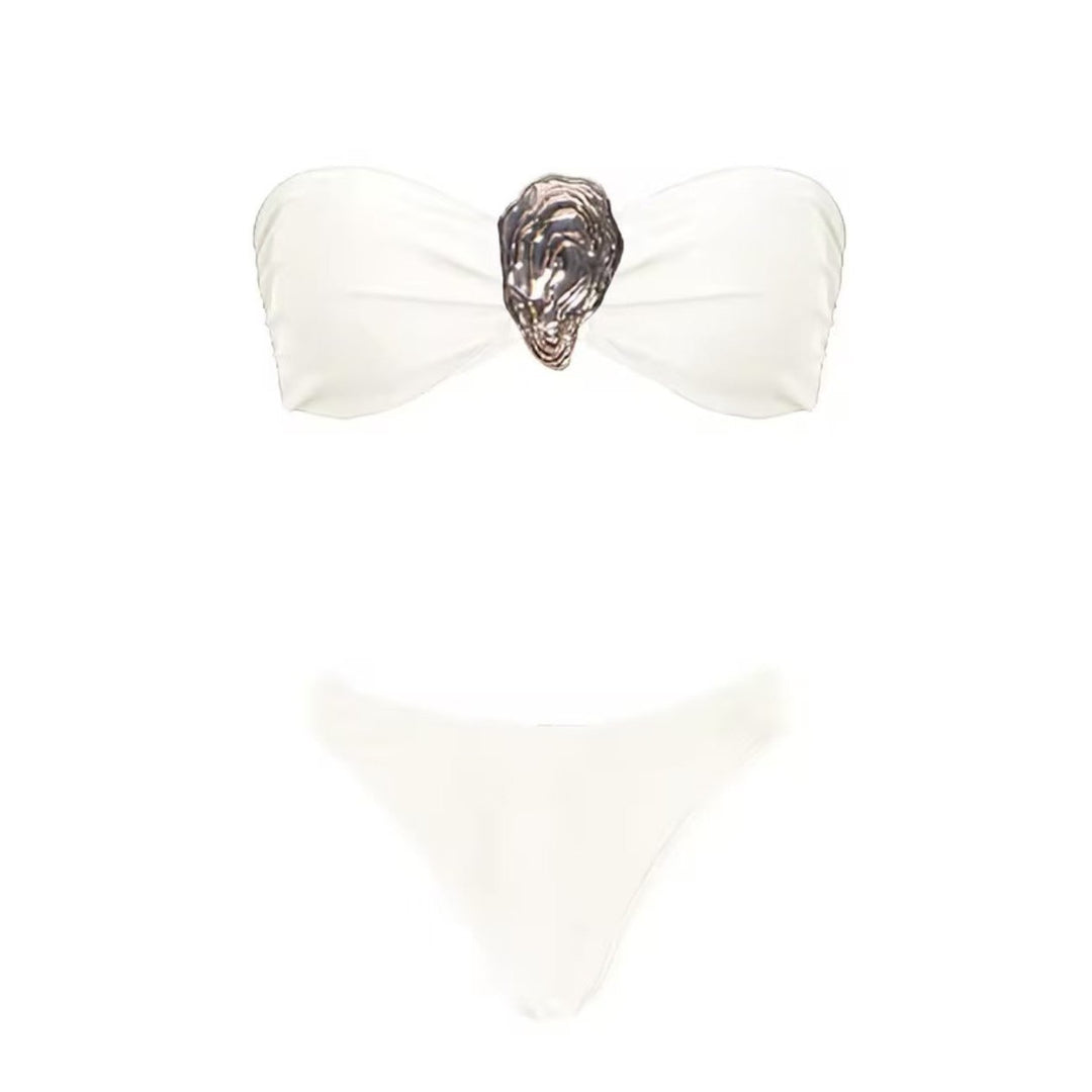 Dame bikini-sæt med elegant indpakningsskørt og glamourøs smykkedetalje Stilla