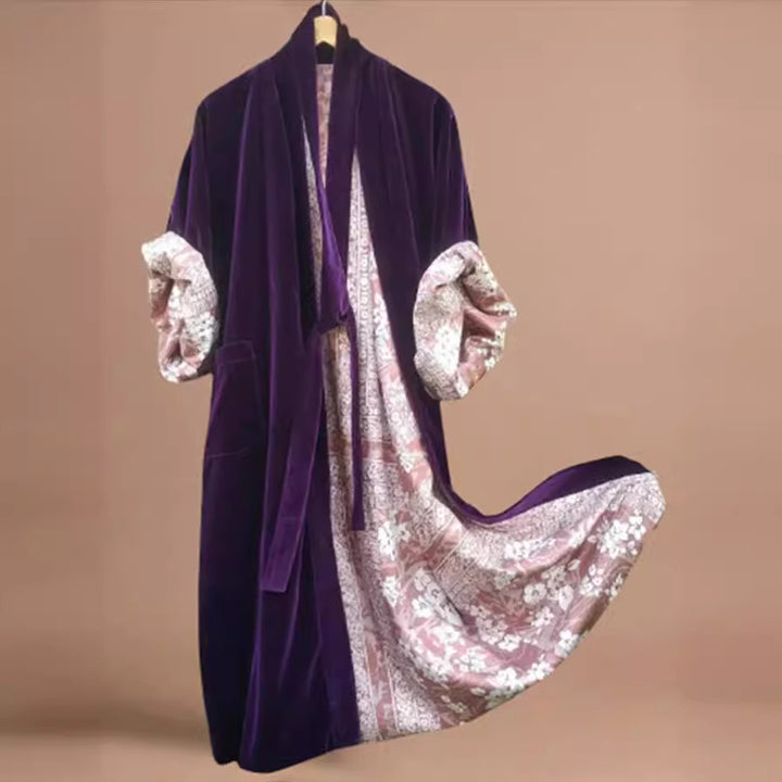 Kvinders luksuriøse kimono med blomstermotiv og silkefoer Skovae