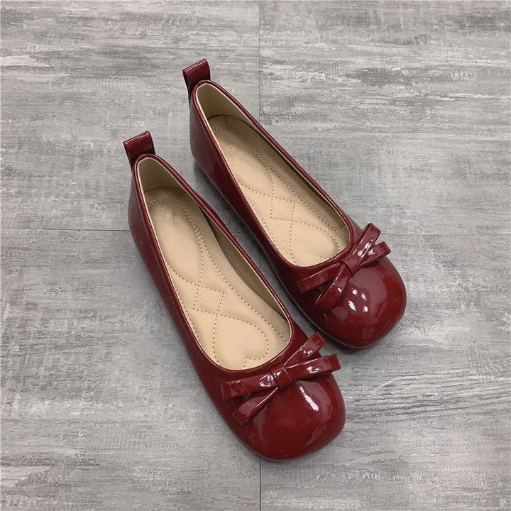 Dame ballerinas med elegant sløjfedekoration og blank overflade Stilla