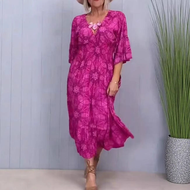 Dame i flydende kaftan-midi kjole med v-hals, løs silhuet, lagdelt nederdel og trekvartærmer Skovae