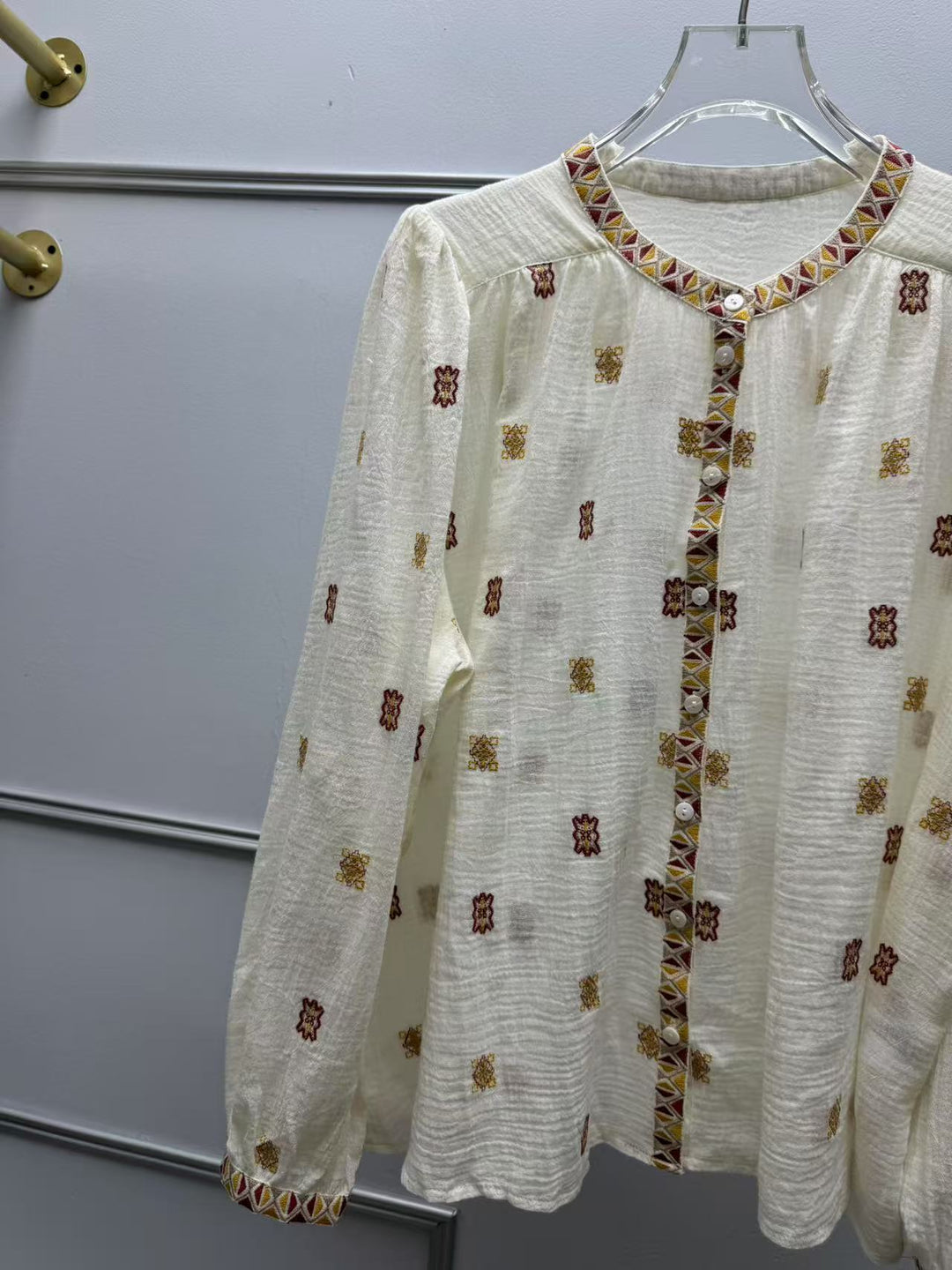 Damebluse med kunstnerisk broderedesign og stilfulde detaljer Stilla