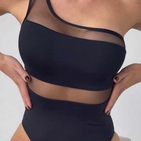 Dame one-piece badedragt med asymmetrisk snit og transparente accenter Skovae
