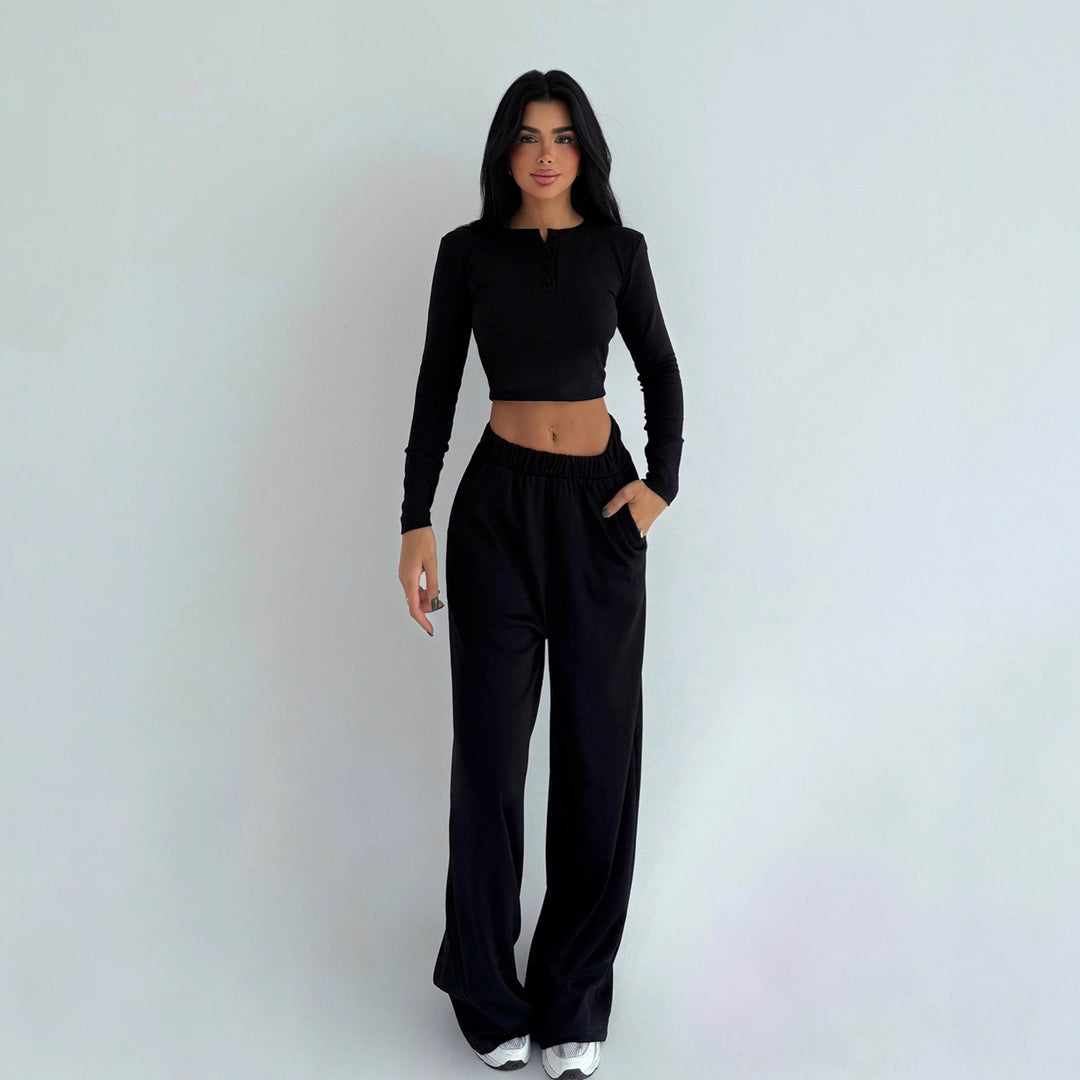 Kvindernes cropped top og brede bukser med knapdetaljer Skovae