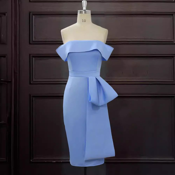Dame tætsiddende kjole med off-shoulder design og draperet detalje Skovae