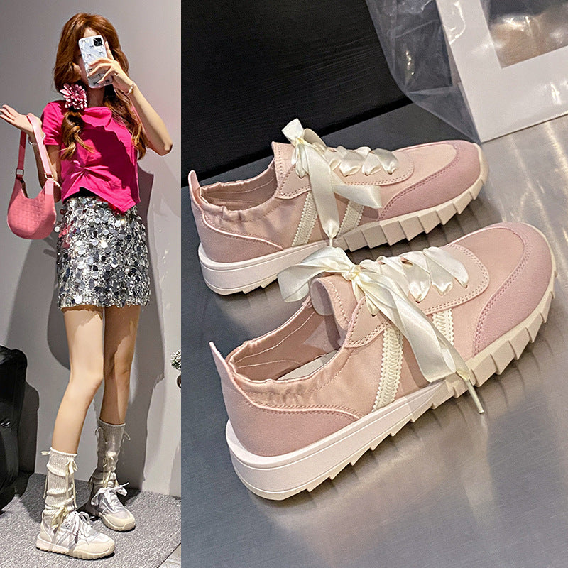 Dame sneakers i modern blanding af sport og elegance med luksuriøse satinsnørebånd Stilla