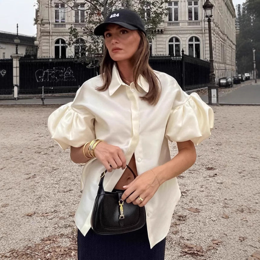 Damebluse med voluminøse puffærmer og elegant krave Stilla