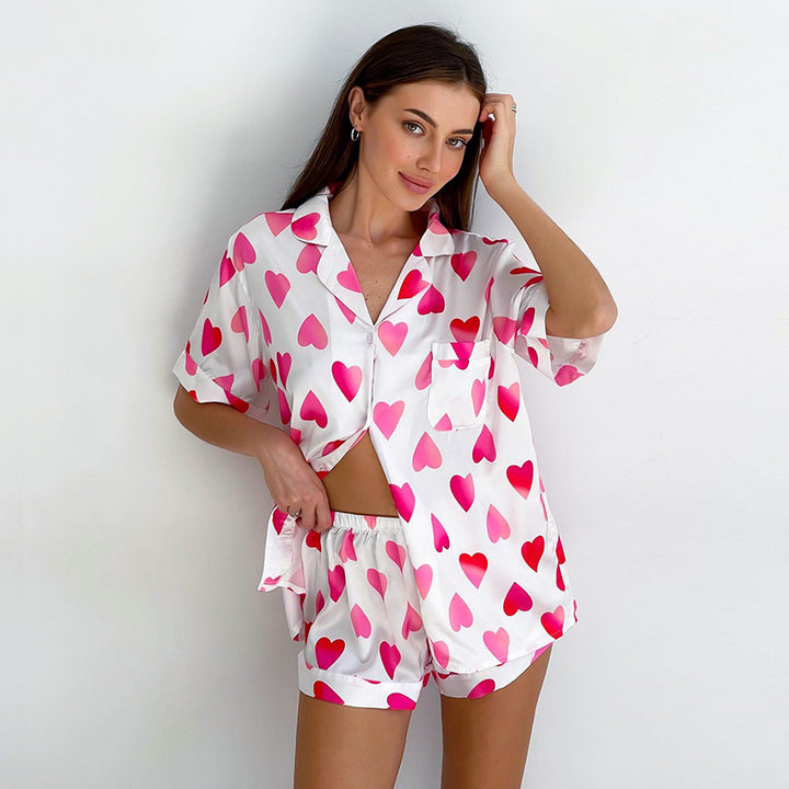 Dame pyjamasæt med hjerteformet motiv og elegant satinfølelse Stilla