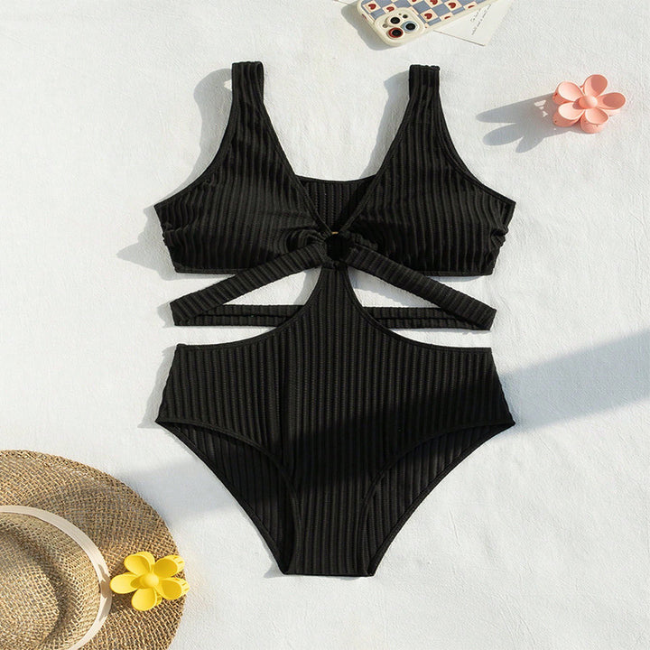 Dame heldragt badedragt med kreativt cut-out-design og trendy ribmønster Skovae
