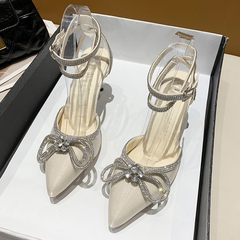 Dame nan spids Riemchen-pumps med glitrende strass-sløjfeapplikation og justerbar ankelsnøre Skovae