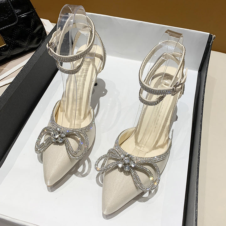 Dame nan spids Riemchen-pumps med glitrende strass-sløjfeapplikation og justerbar ankelsnøre Skovae