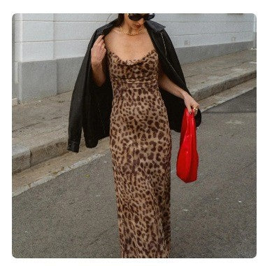 Dame maxikjole med legesygt leopardmønster og elegant slids Stilla