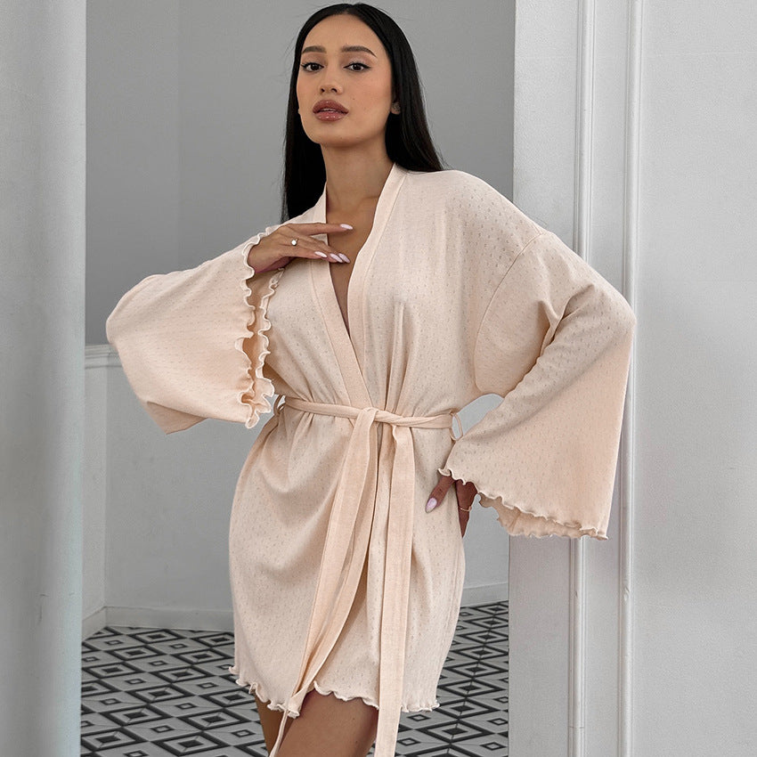 Damebadetøjssæt med elegant volangdetalje og gennemsigtig robe Stilla