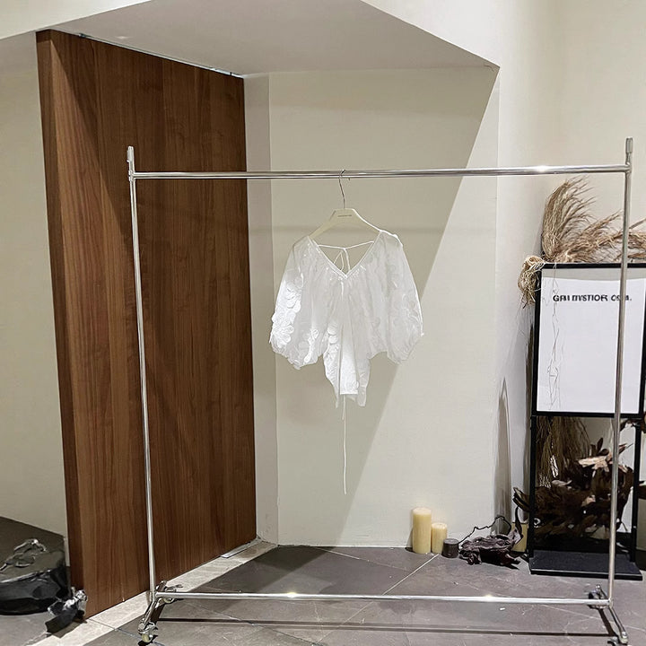 Dame blusetop med floralt broderidesign og luftige ærmer Stilla