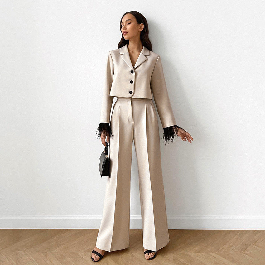 Dame stilfuldt suit sæt med elegante fjer på ærmerne og høj talje Stilla