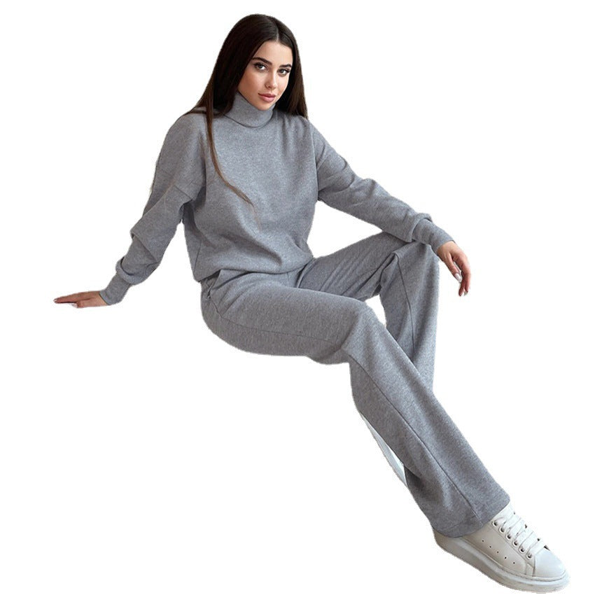 Dame sæt bestående af afslappet sweater med høj krave og komfortable bukser Stilla