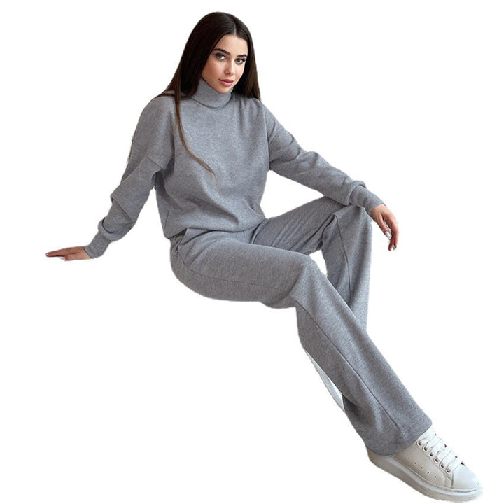 Dame sæt bestående af afslappet sweater med høj krave og komfortable bukser Stilla
