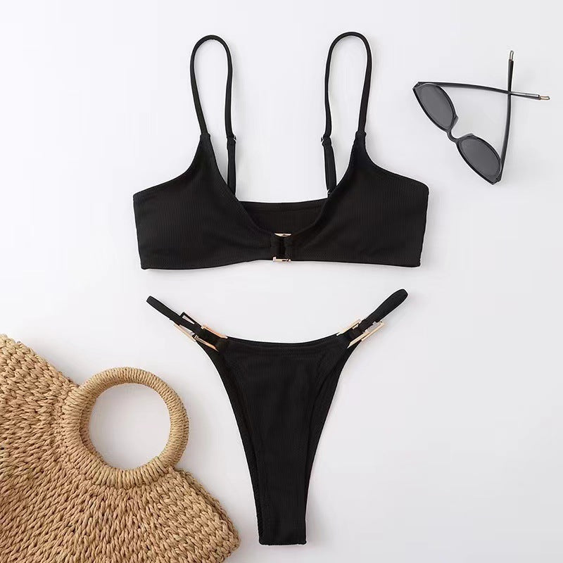 Dame triangel-bikini med raffineret halterdesign og elegant guldspænde Skovae