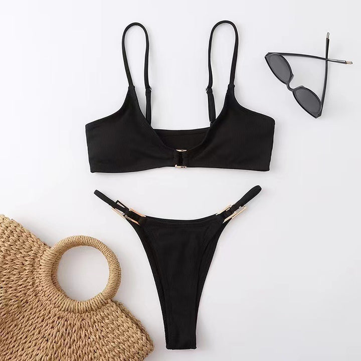 Dame triangel-bikini med raffineret halterdesign og elegant guldspænde Skovae