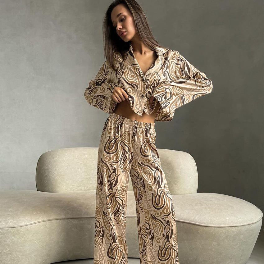 Dame Satin Pyjamas Sæt med moderne Grafiktryk og elegante Ruffle Detaljer Stilla