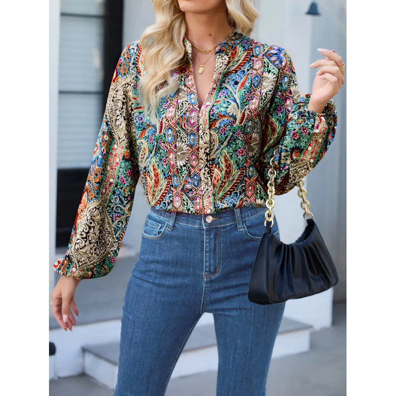 Dame elegant bluse med farverig print og ekstravagante pufærmer Skovae
