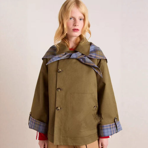 Kvinders fashionable trenchcoat med karakteristisk krave og praktiske lommer Stilla
