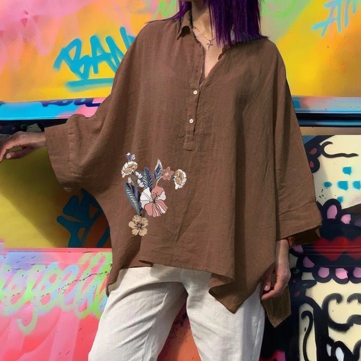 Damebluse i oversized stil med blomsterdesign Stilla