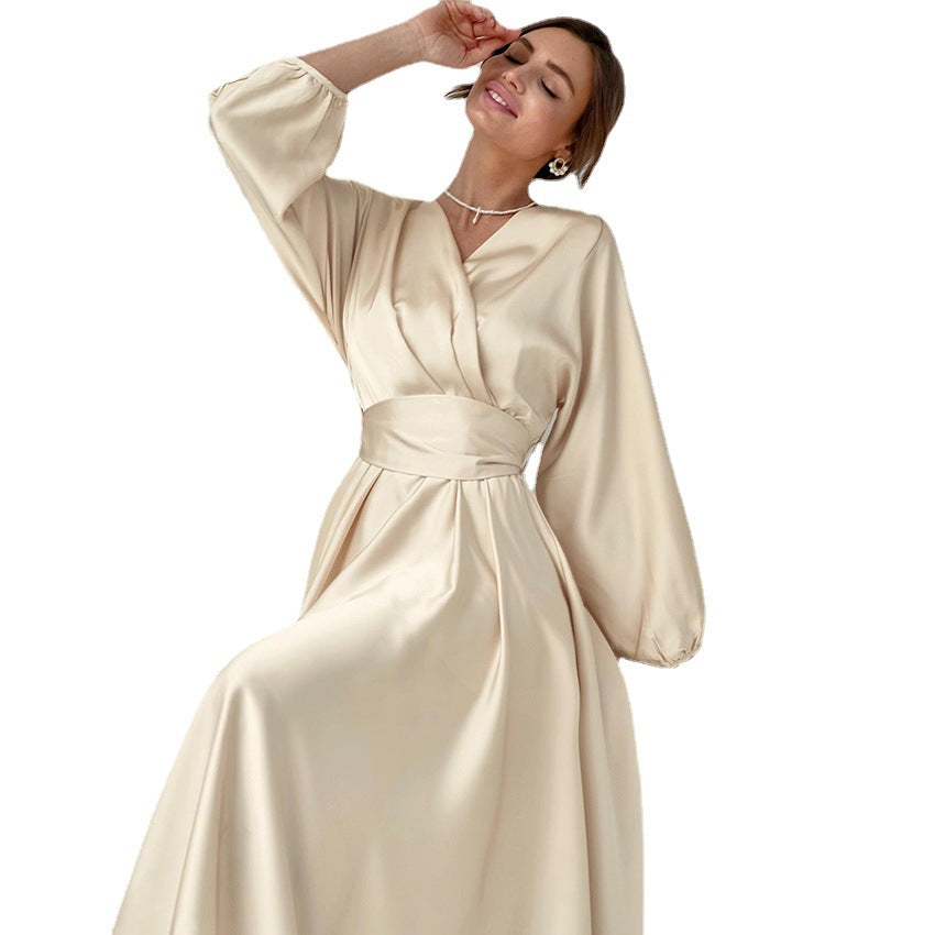 Dame omslagkjole med voluminøse ærmer og elegant satin-finish Stilla