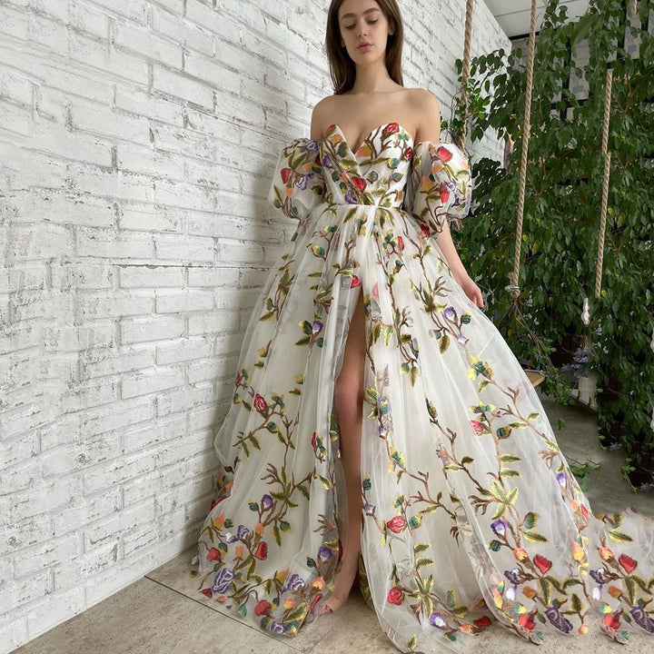 Dame Elegant aftenkjole med detaljeret håndbroderi og voluminøse ærmer Stilla