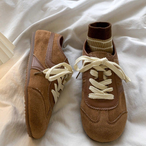 Dame Sporty Sneakers i Velourslæder med åndbare indsatser og særligt blød sål Stilla