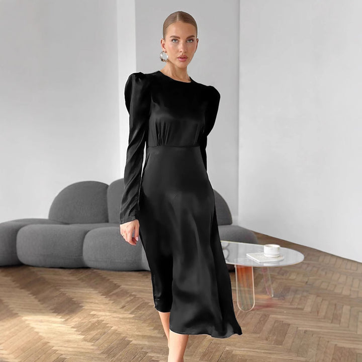 Dame Maxikjole med elegante puffærmer og flydende satin-finish Stilla