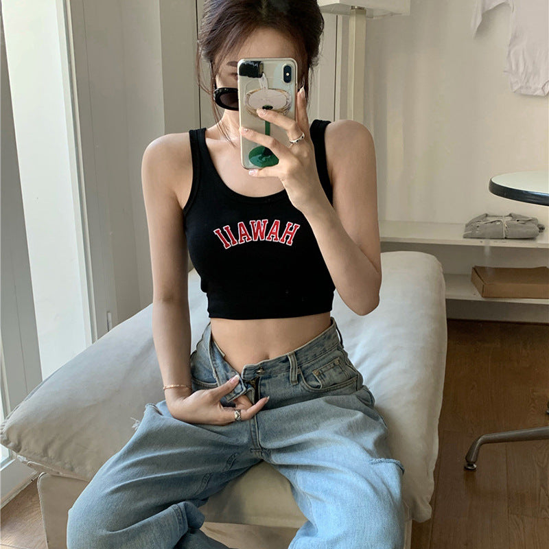 Kvindernes cropped tank top med kreativ lettering og komfortabel pasform