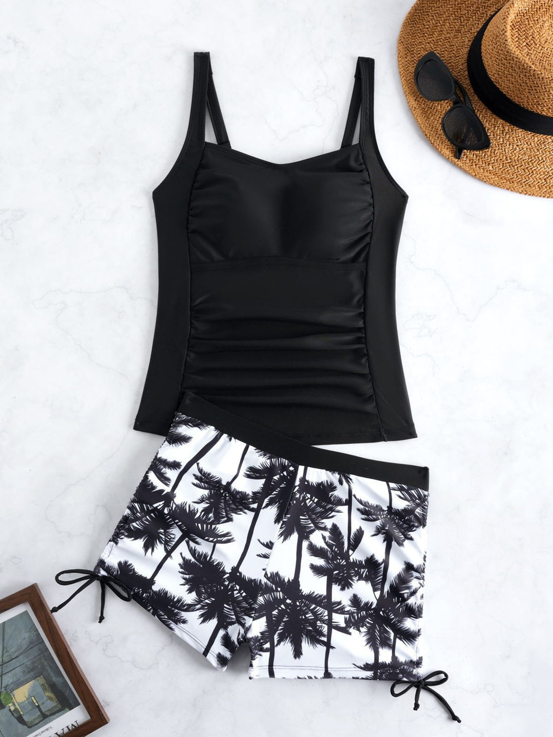 Dame badedragt med trendy rynkning og moderigtige shorts Skovae