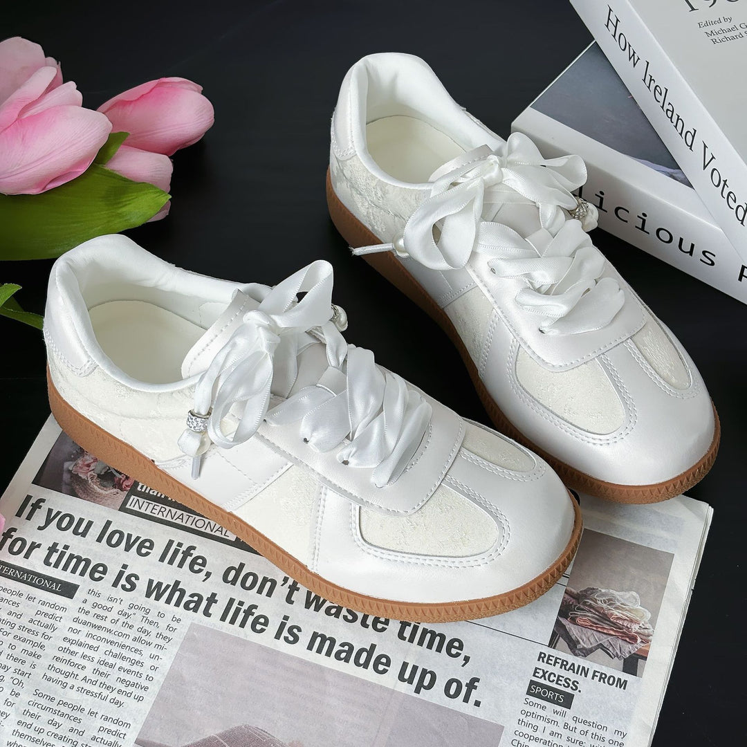 Dame sneakers med elegante satin snørebånd og moderne metallic overflade Stilla