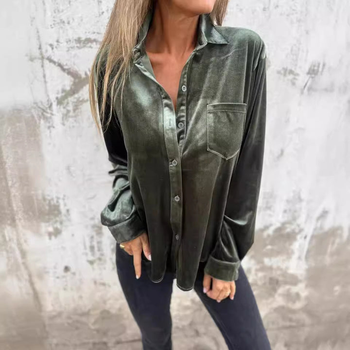 Kvinders elegante velourbluse med praktisk brystlomme og moderne snit Stilla