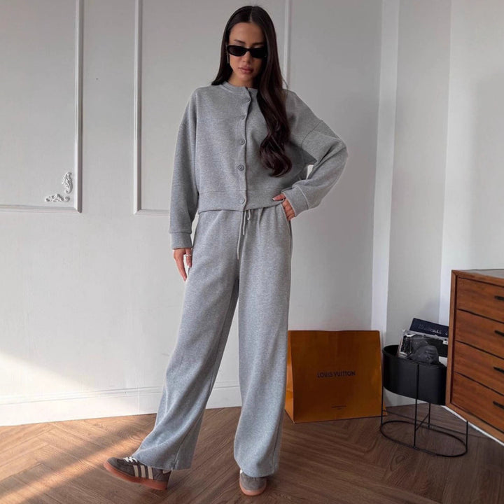 Kvinders afslappede hoodie jumpsuit med brede ben og knapdetaljer Skovae
