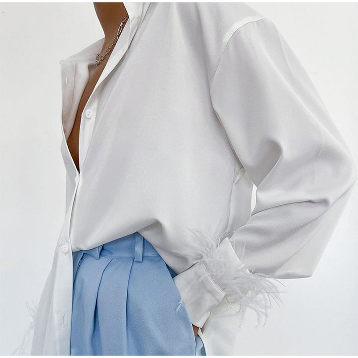 Damebluse med farverige fjer og elegant snit Skovae