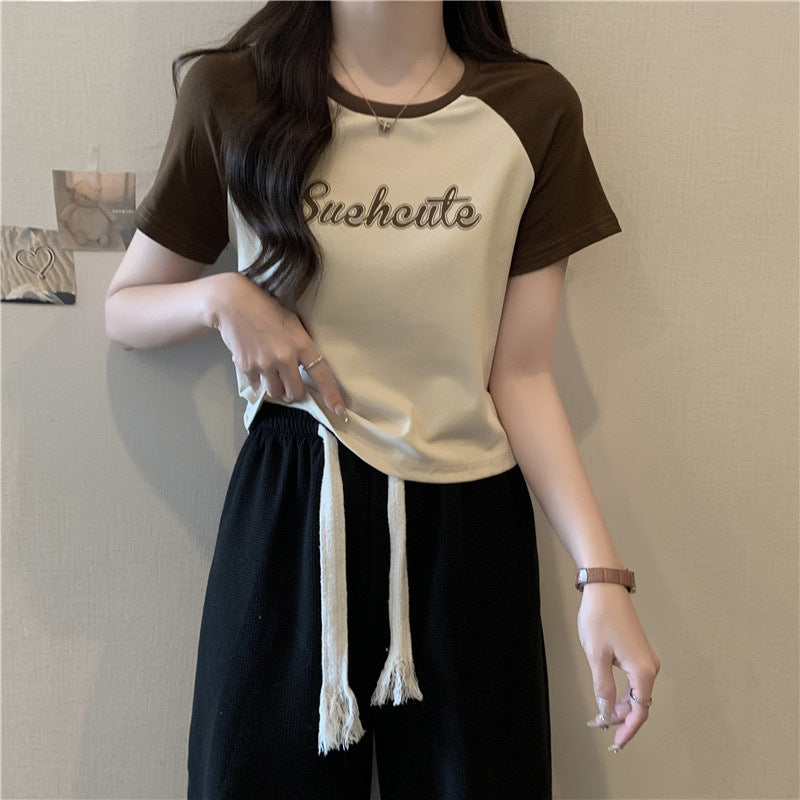 Femme Cropped Graphic T-Shirt med Legesyg Tekst Stilla