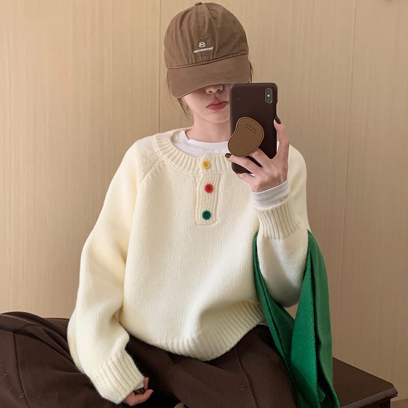 Kvinders hyggelige sweater med farverige knapdetaljer og blødt materiale Stilla