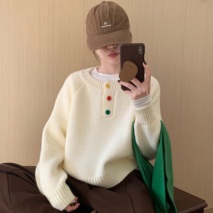Kvinders hyggelige sweater med farverige knapdetaljer og blødt materiale Stilla