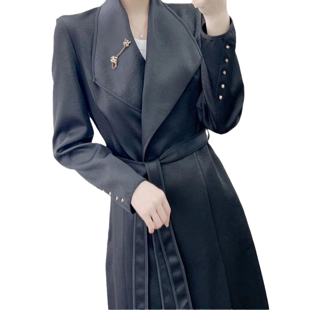 Dame elegant og figursyet lang blazer med broche Stilla