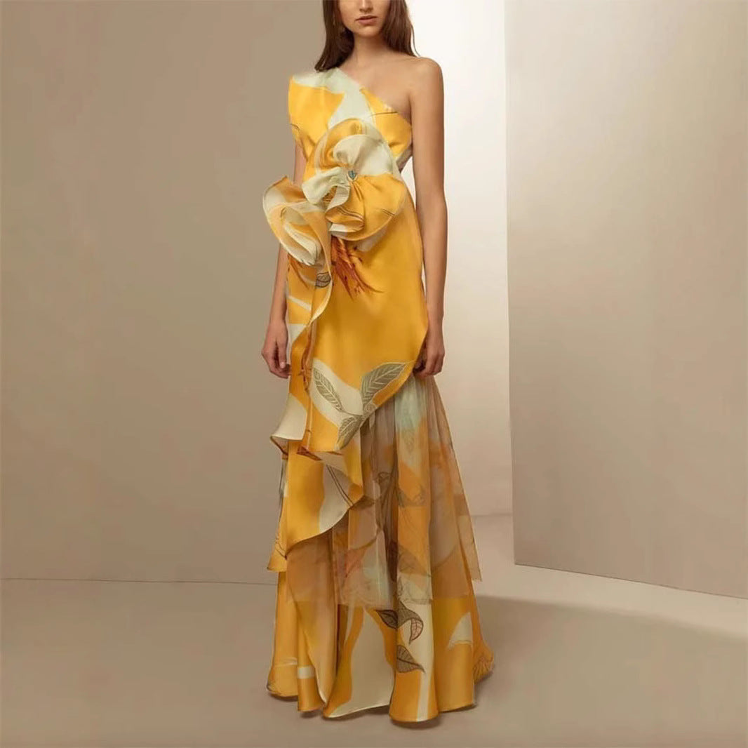 Kvinders elegante asymmetrisk aftenkjole med flydende nederdel og iøjnefaldende flæse detaljer